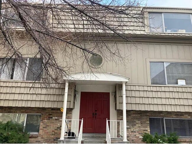 Building Photo - 2220 E Murray Holladay Rd Rental