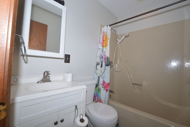 Photo - 5 Bed/3.5 Bath Single Family House For Rent