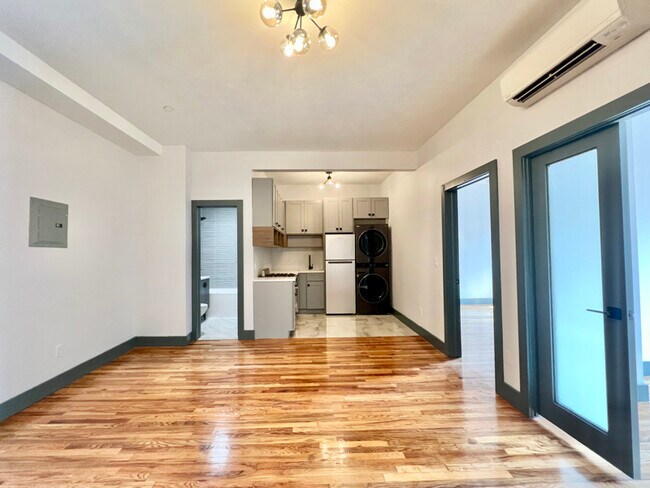 Photo - 52 Monitor St