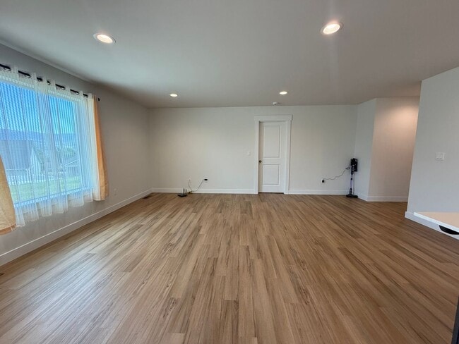 Photo - Now renting 3-bedroom House, to view this and other rentals go to www.stillproperties.com