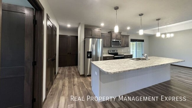 Photo - 3 Bed 2 Bath Townhome w/ Double Garage in Southeast SF