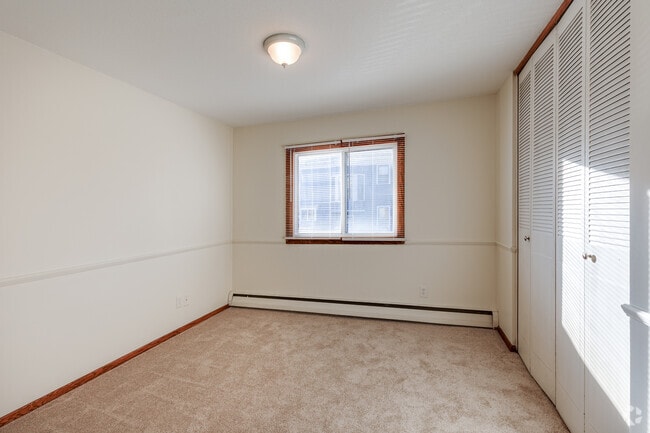 1BR, 1BA - 561SF- Bedroom