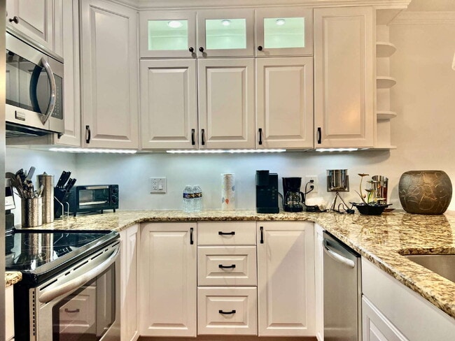 FULLY FURNISHED LUXURY CONDO!