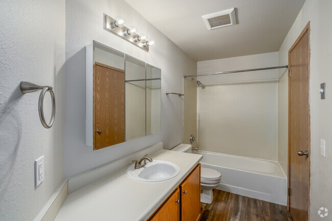 2BR, 1BA - 862SF - Bathroom - Lexington Apartments