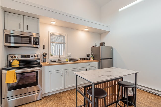 Photo - 308 10th St N