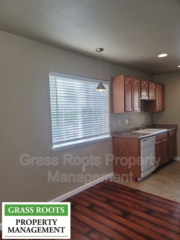 Photo - 305 N School St