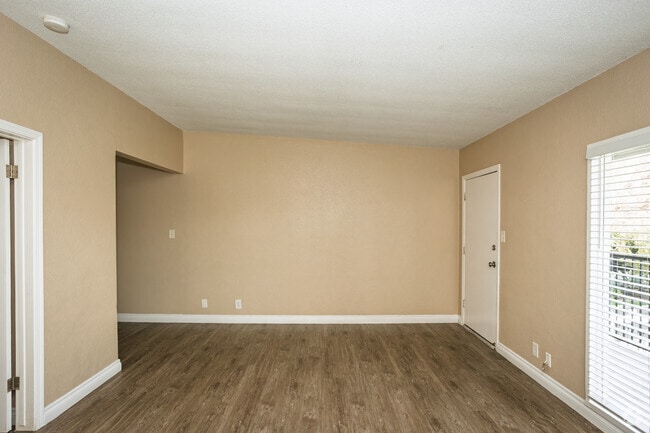 1BR, 1BA - 750SF - Dining Room