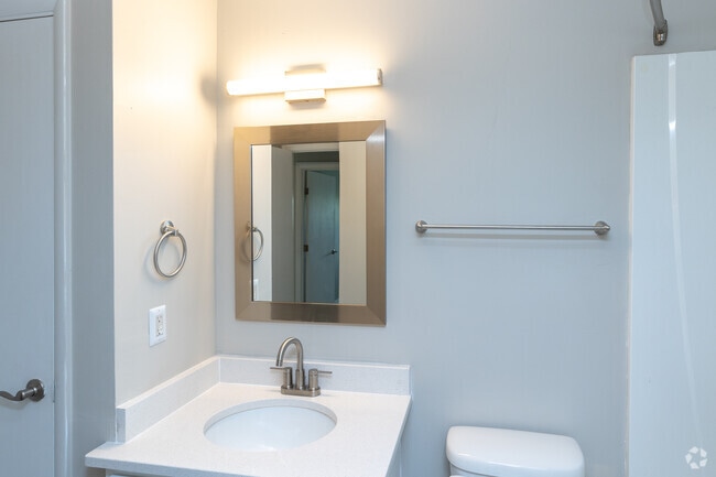 2BR, 1BA - 990SF - Bathroom