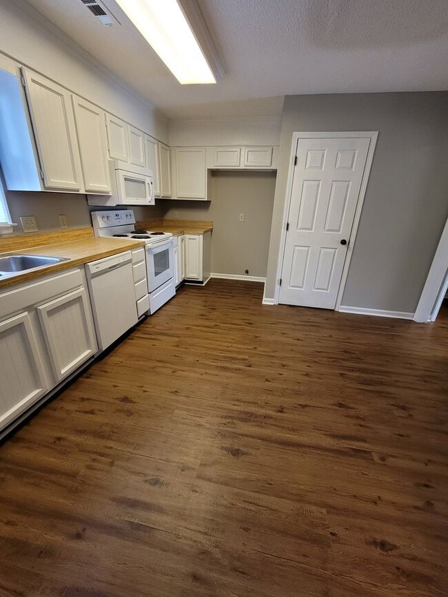 Photo - 3 BR Townhome in Creekside Village!