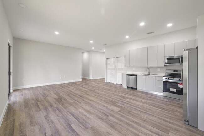Photo - 827 Carpenter St E