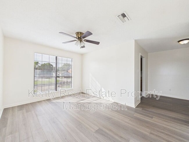 Photo - 110 Country Ln