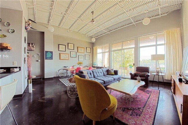 Building Photo - 2401 E 6th St Unit 6094