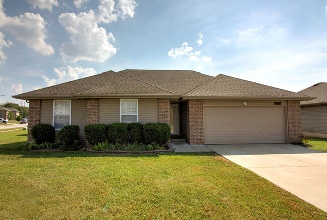 Building Photo - 3 Bedroom Home in Springfield!