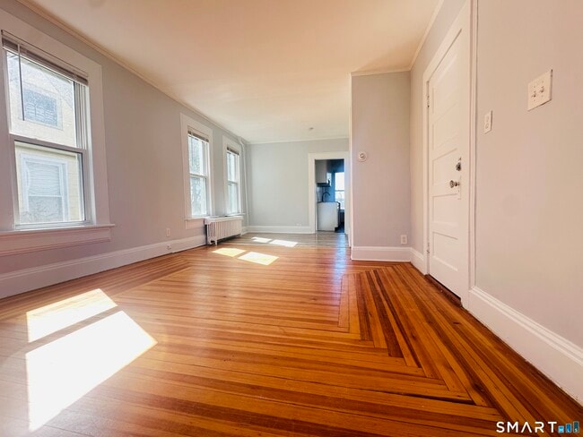 Building Photo - 133 Quaker Ln S Unit 2