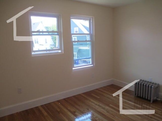 Photo - Nice 4 bed in Oak Square