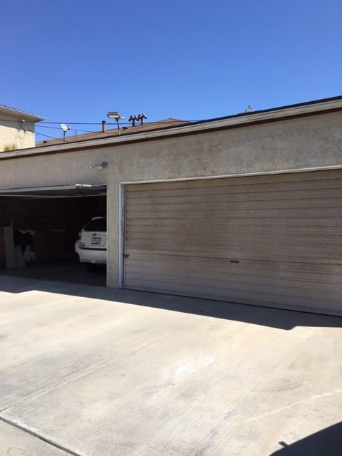 Garaje para 2 automóviles - 10634 Whipple St