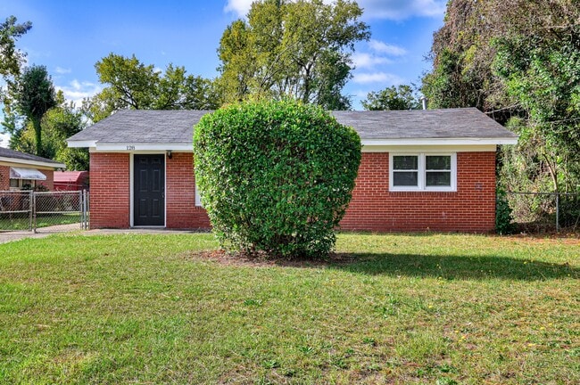 Photo - 128 E Hall St