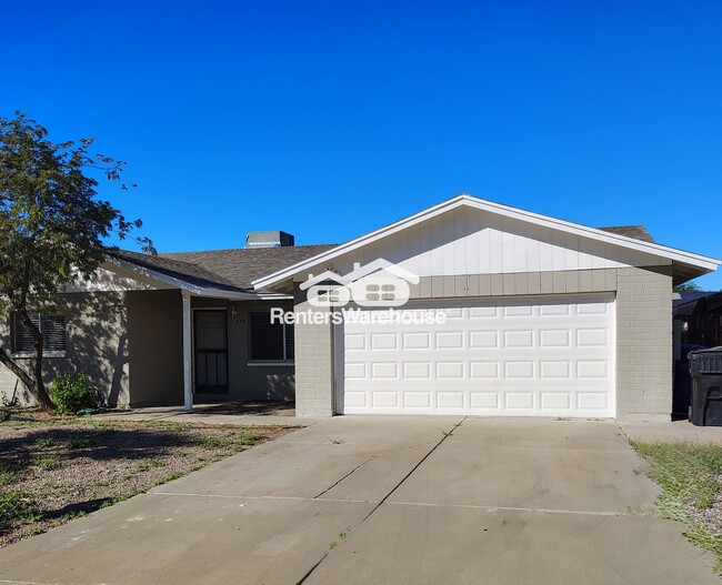 Building Photo - 358 W Hackamore Ave