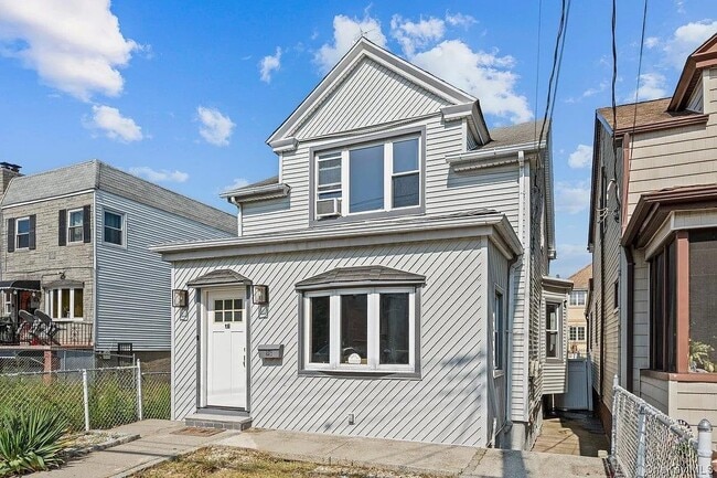 Photo - 916 Clarence Ave