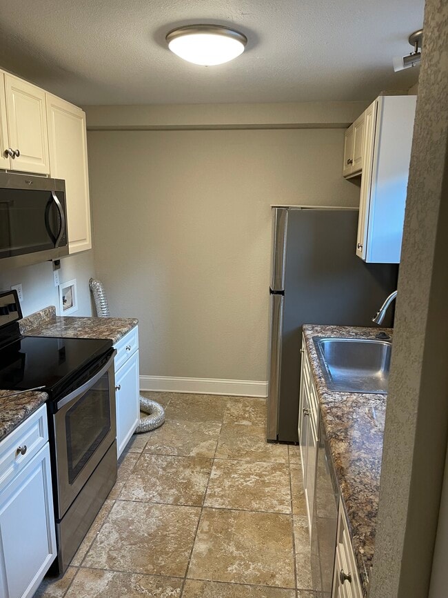 Updated kitchen - 412 Dublin Dr Condo Unit 211 Dublin drive
