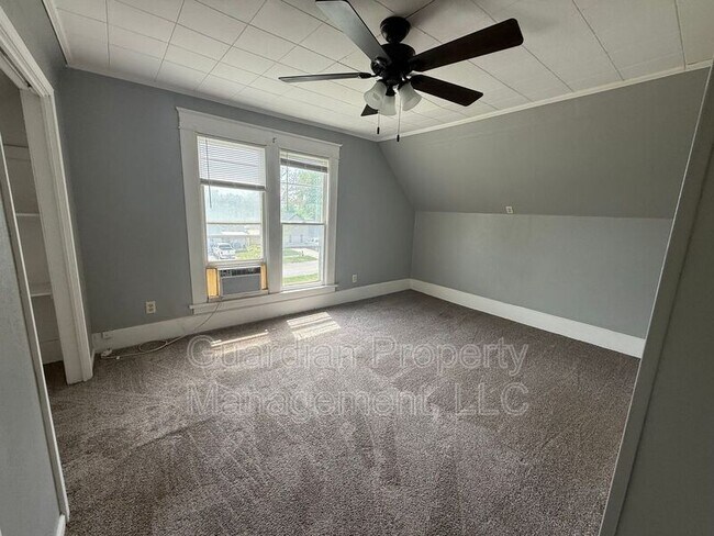 Photo - 409.5 E 3rd St