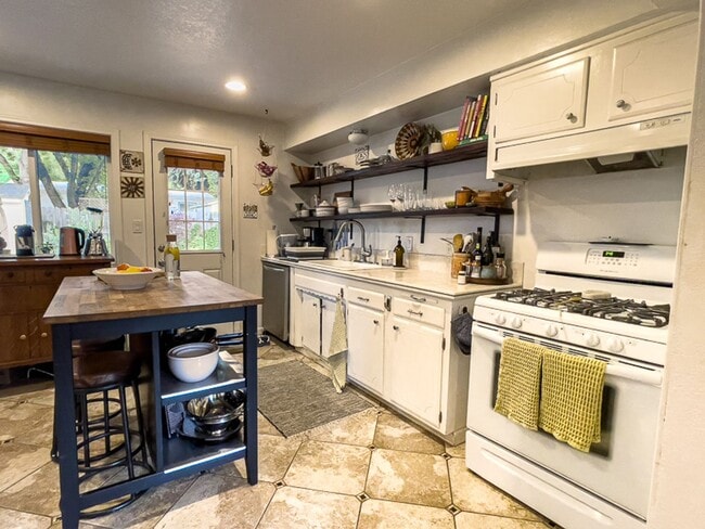 Photo - 530 E D St