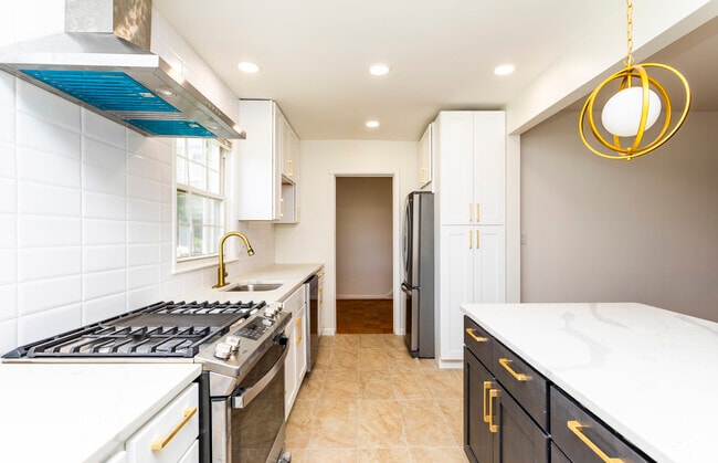 3BR, 2.5BA - 1750 SF