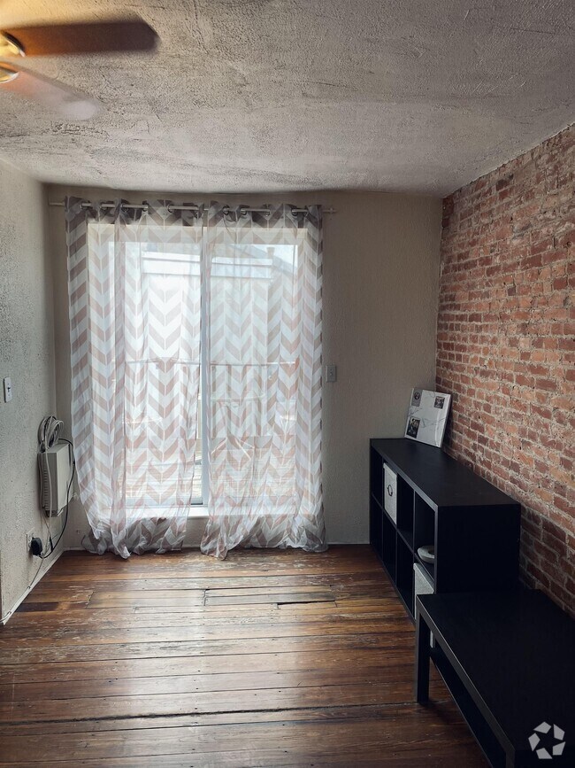 Building Photo - 734 N Taylor St Rental