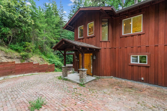 Building Photo - 975 Logan Creek Rd