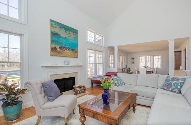 Photo - 565 Wainscott NW Rd