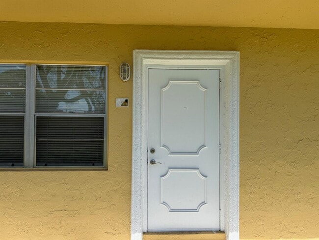 Building Photo - 5174 NE 6th Ave Unit 510