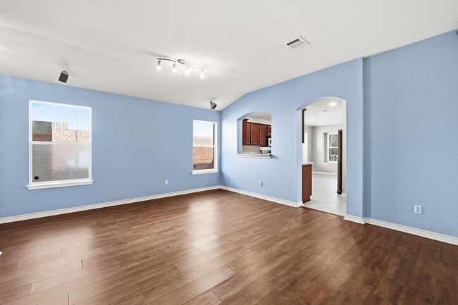 Photo - 920 Coronation Way