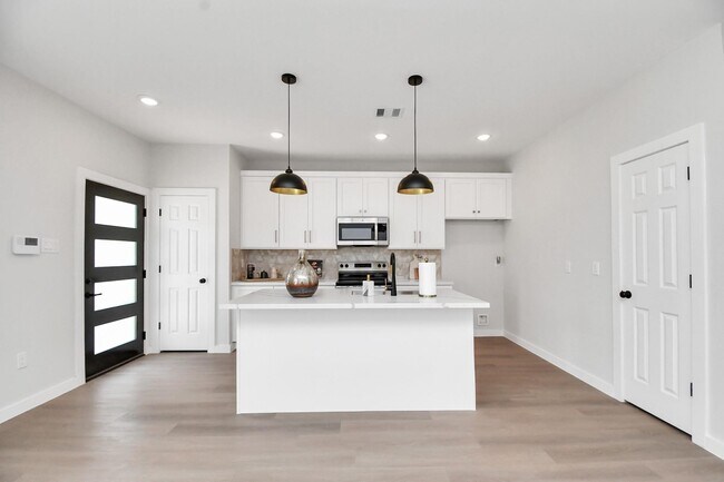 Photo - 7926 Gladstone St