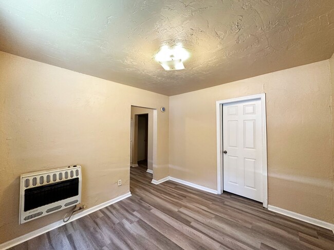 Photo - Beautiful 2 Bedroom, 1 Bathroom House in Fifth Avenue Available Now