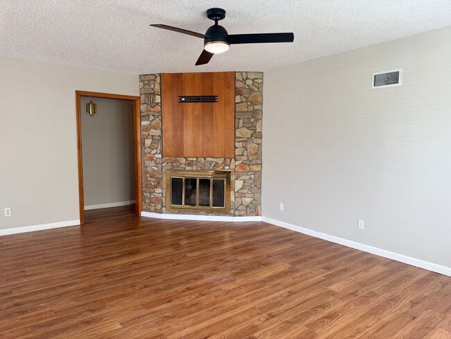 Photo - 724 Ratone St