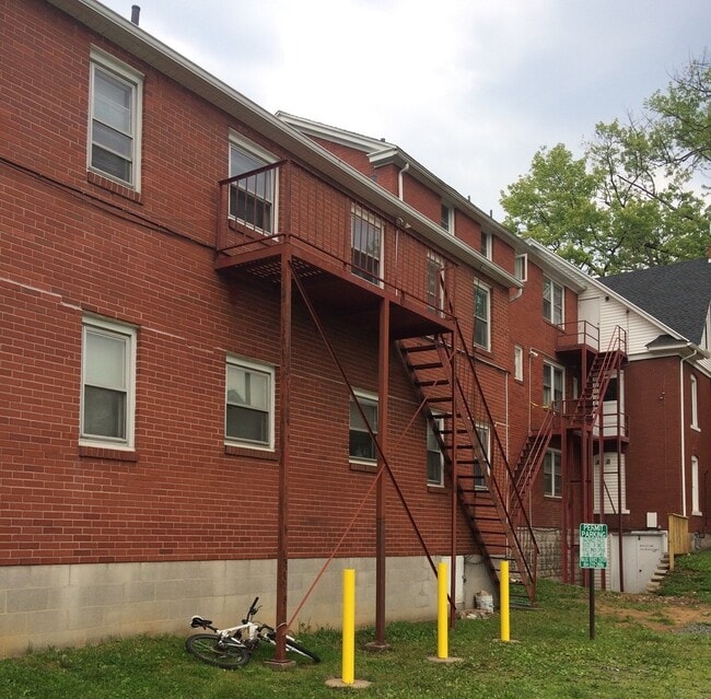 Photo - Spacious One bedroom Apartment 4 blocks fr... Unit 10