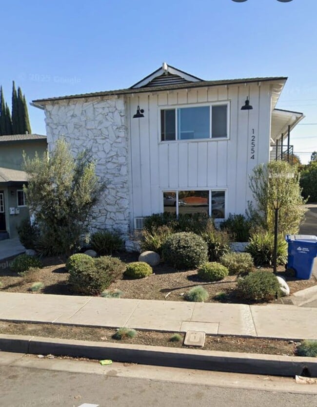 Building Photo - 12554 Brookshire Ave Unit 1