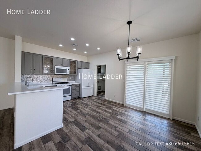 Photo - 915 East Gold Dust Way