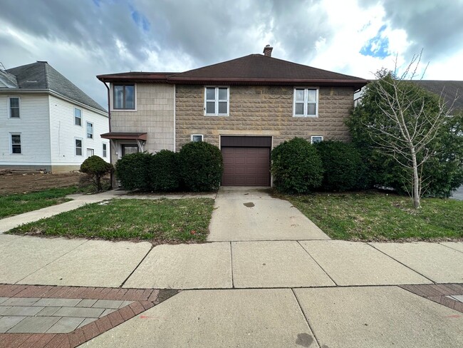 Building Photo - 103 E Park Ln Rental