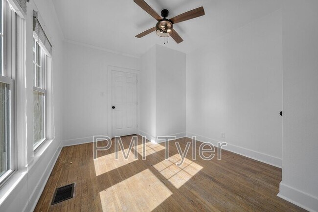 Photo - 210 E Dobbs St