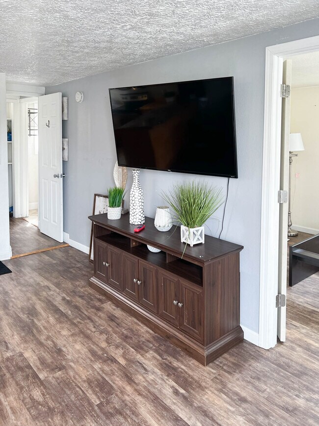 Photo - 446 E 10th Ave