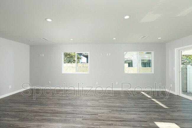 Photo - 604 W Lexington Dr