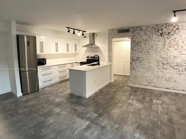 Building Photo - 751 N Pine Island Rd Unit 211