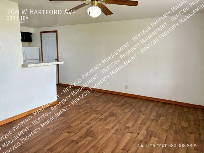 Photo - 208 W Hartford Ave