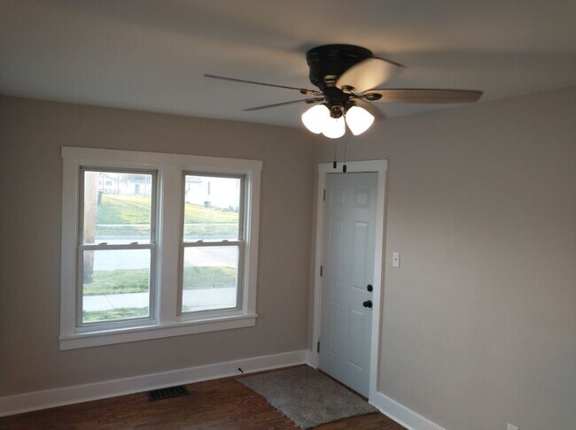 living room area - 606 S Maple St Unit B