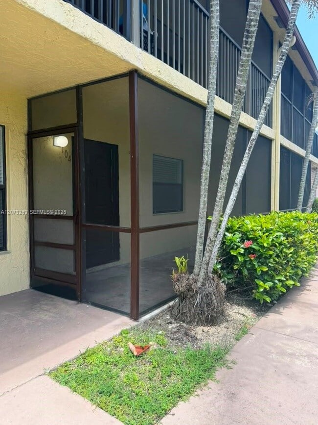 Building Photo - 10020 Winding Lake Rd Unit 104