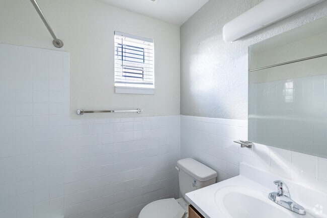 1BR, 1BA - 520SF - Bathroom
