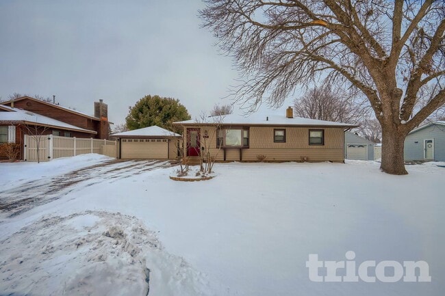 Photo - 3363 69th St E