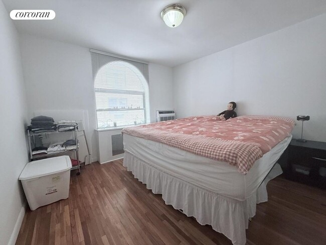 Photo - 117 W 58th St