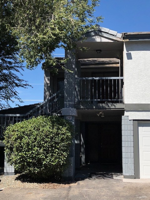 Building Photo - Upstairs Three Bedroom Condo ~ N. Prescott